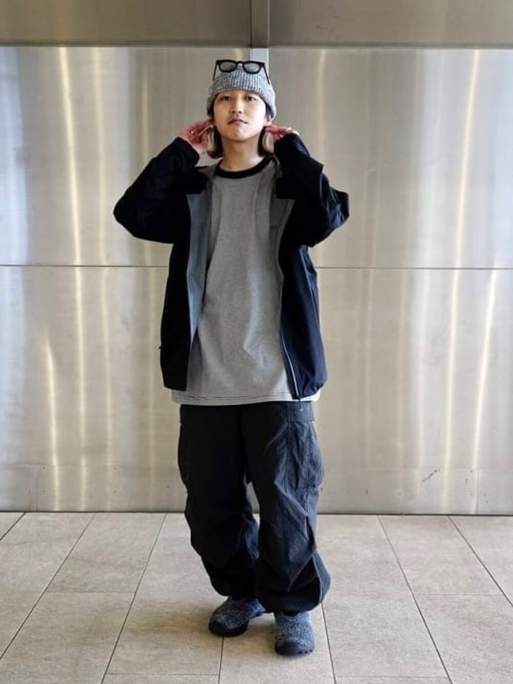 ブラック系のTシャツ/カットソー、ブラック系のブルゾンを着用したメンズの春コーディネートの2枚目の写真