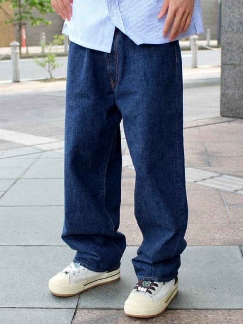 ブルー系のデニムパンツ、ブルー系のシャツ/ブラウスを着用したメンズの夏コーディネートの3枚目の写真
