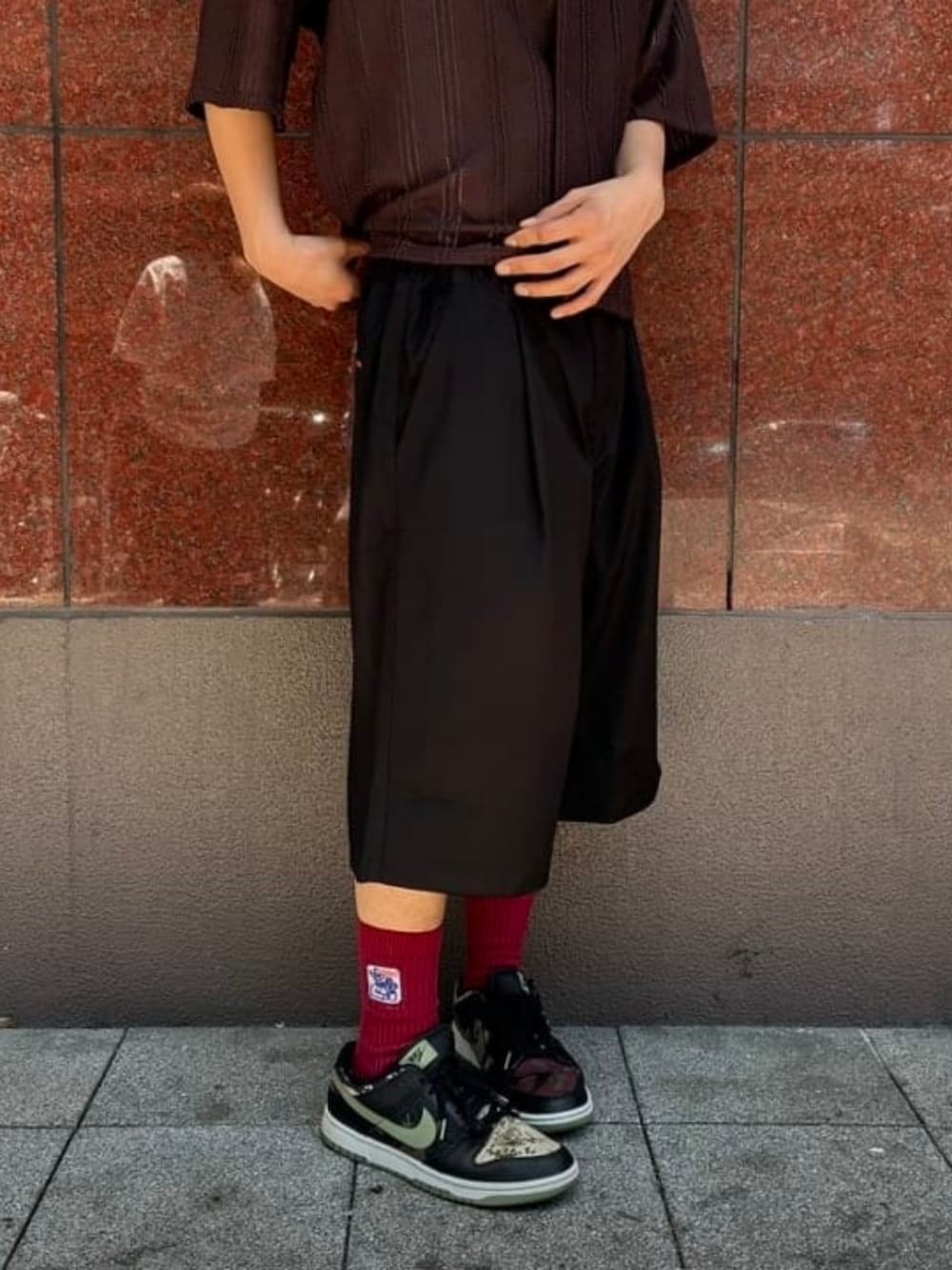 ブラウン系のシャツ/ブラウス、ブラック系のスラックスを着用したメンズの春コーディネートの5枚目の写真