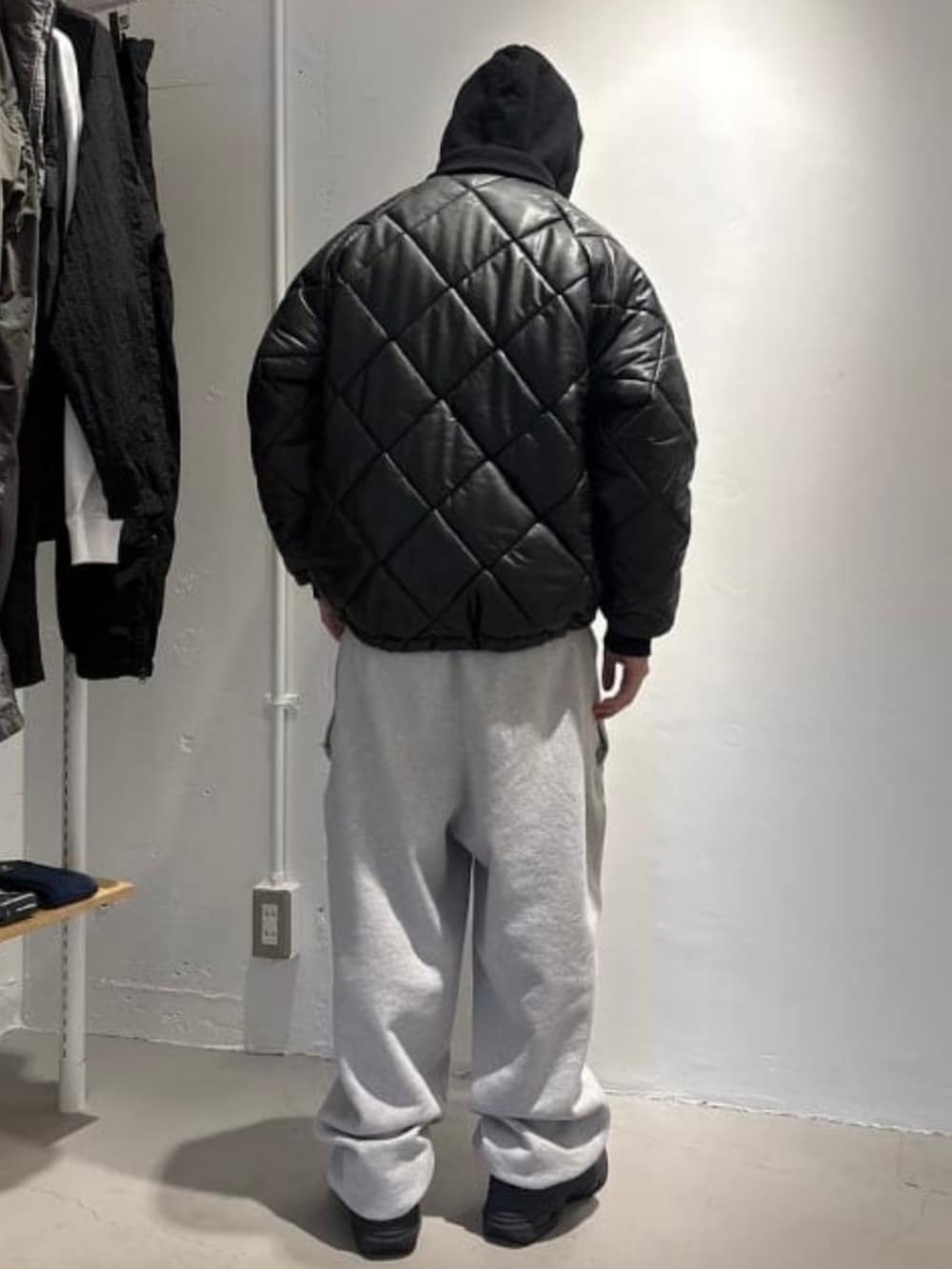 ブラック系のブルゾンを着用したメンズの秋コーディネートの2枚目の写真