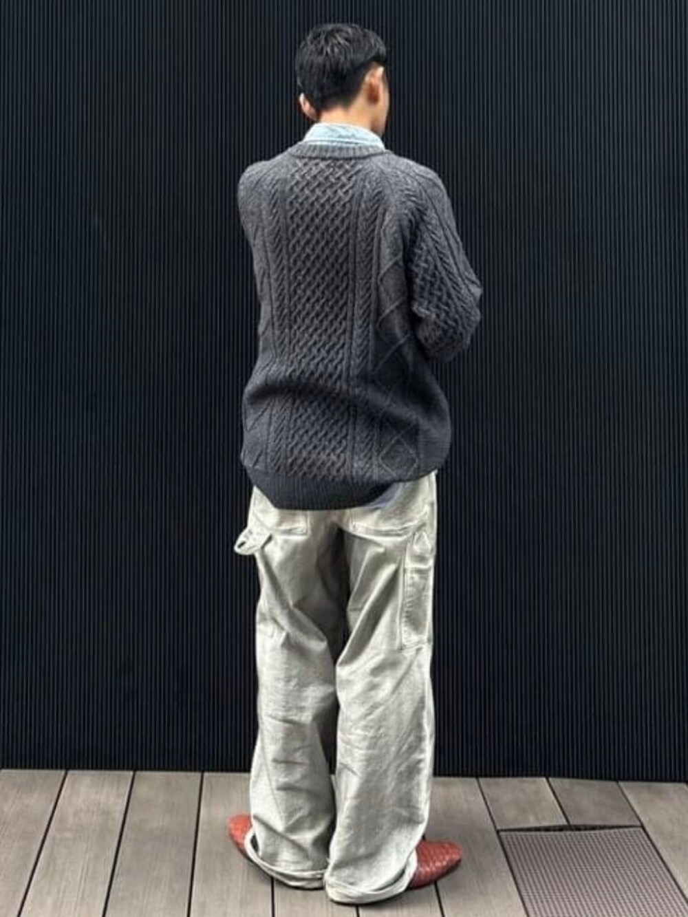 グレー系のニット/セーターを着用したメンズの冬コーディネートの2枚目の写真