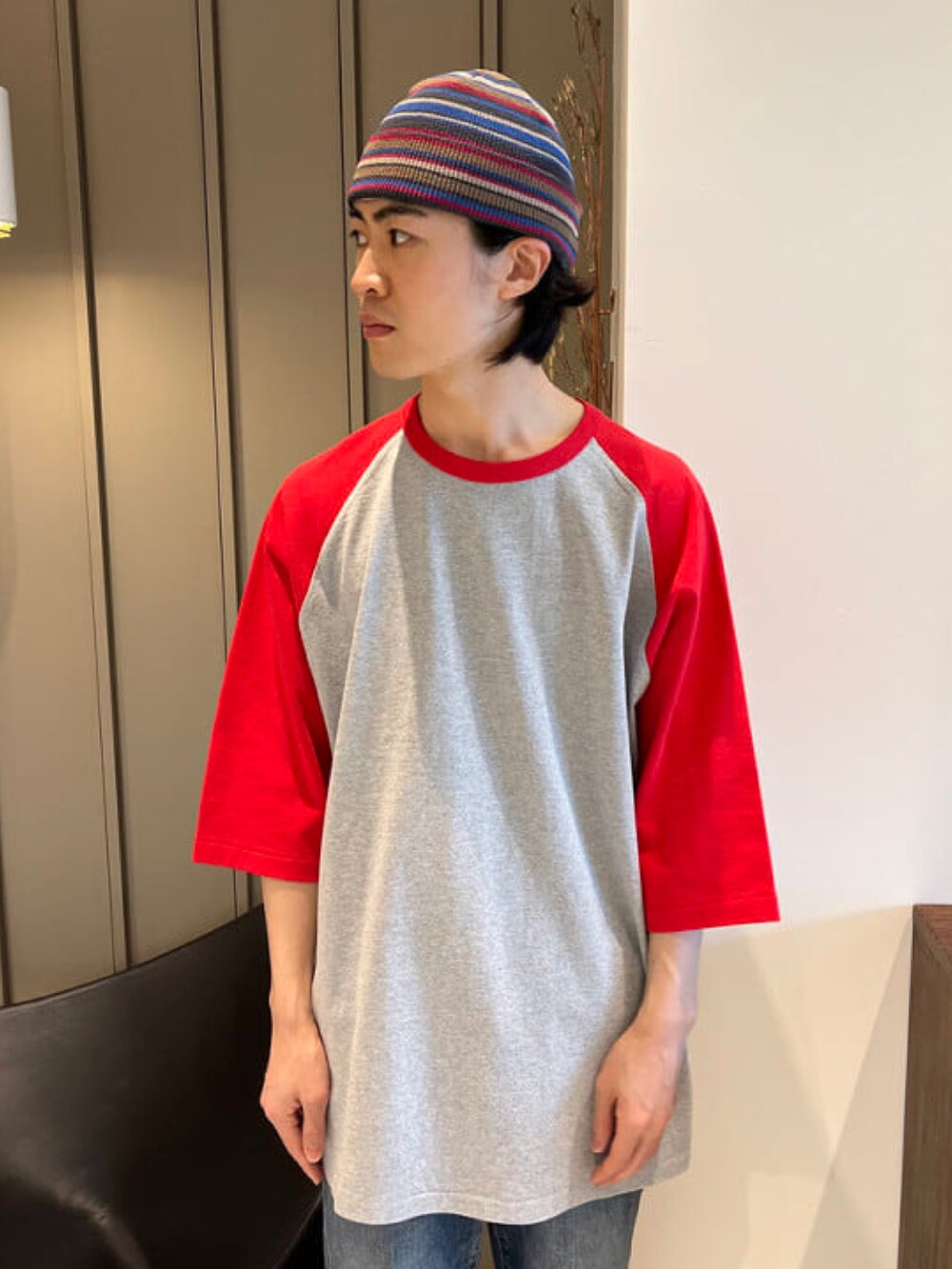 ブルー系のブルゾン、ブルー系のベスト、レッド系のTシャツ/カットソーを着用したメンズの春コーディネートの5枚目の写真