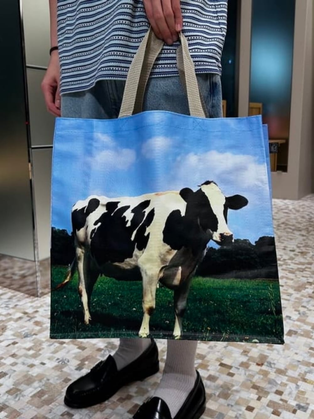 ブルー系のその他パンツ、ブルー系のTシャツ/カットソー、その他のトートバッグを着用したメンズの夏コーディネートの3枚目の写真