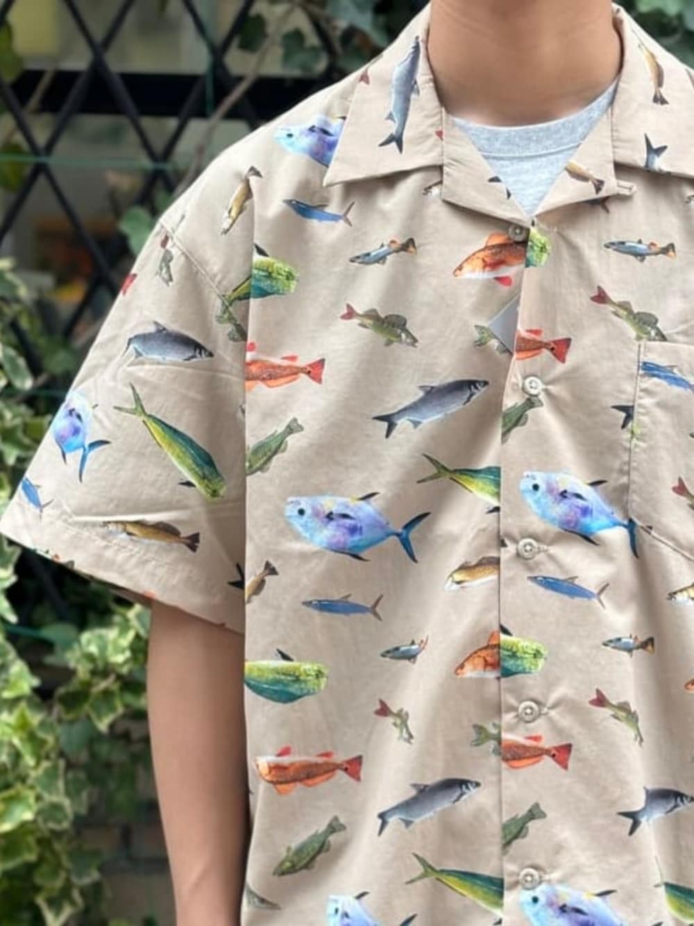 ベージュ系のシャツ/ブラウス、グレー系のTシャツ/カットソー、グリーン系のキャップを着用したメンズの夏コーディネートの4枚目の写真