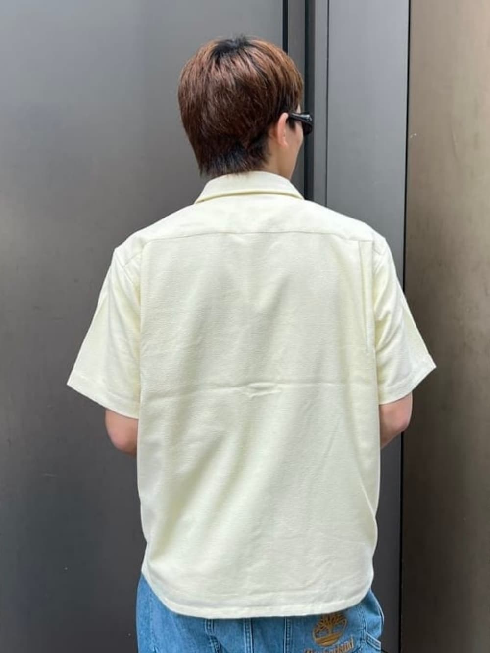 イエロー系のシャツ/ブラウス、ホワイト系のTシャツ/カットソーを着用したメンズの夏コーディネートの6枚目の写真