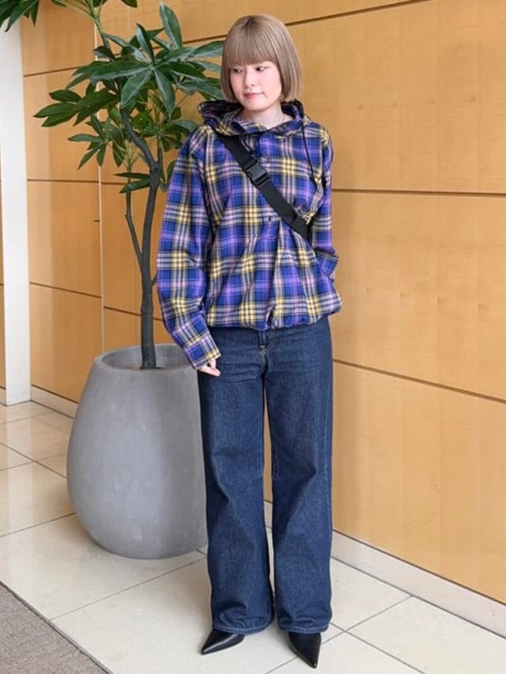 ブラック系のボディバッグ/ウエストポーチ、ブルー系のシャツ/ブラウスを着用したレディースの秋コーディネートの2枚目の写真