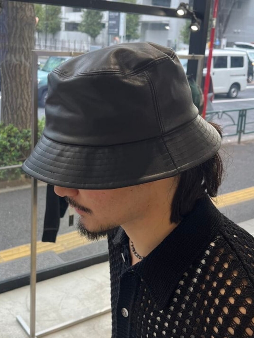ブラック系のスラックス、ブラック系のハットを着用したメンズの秋コーディネートの2枚目の写真