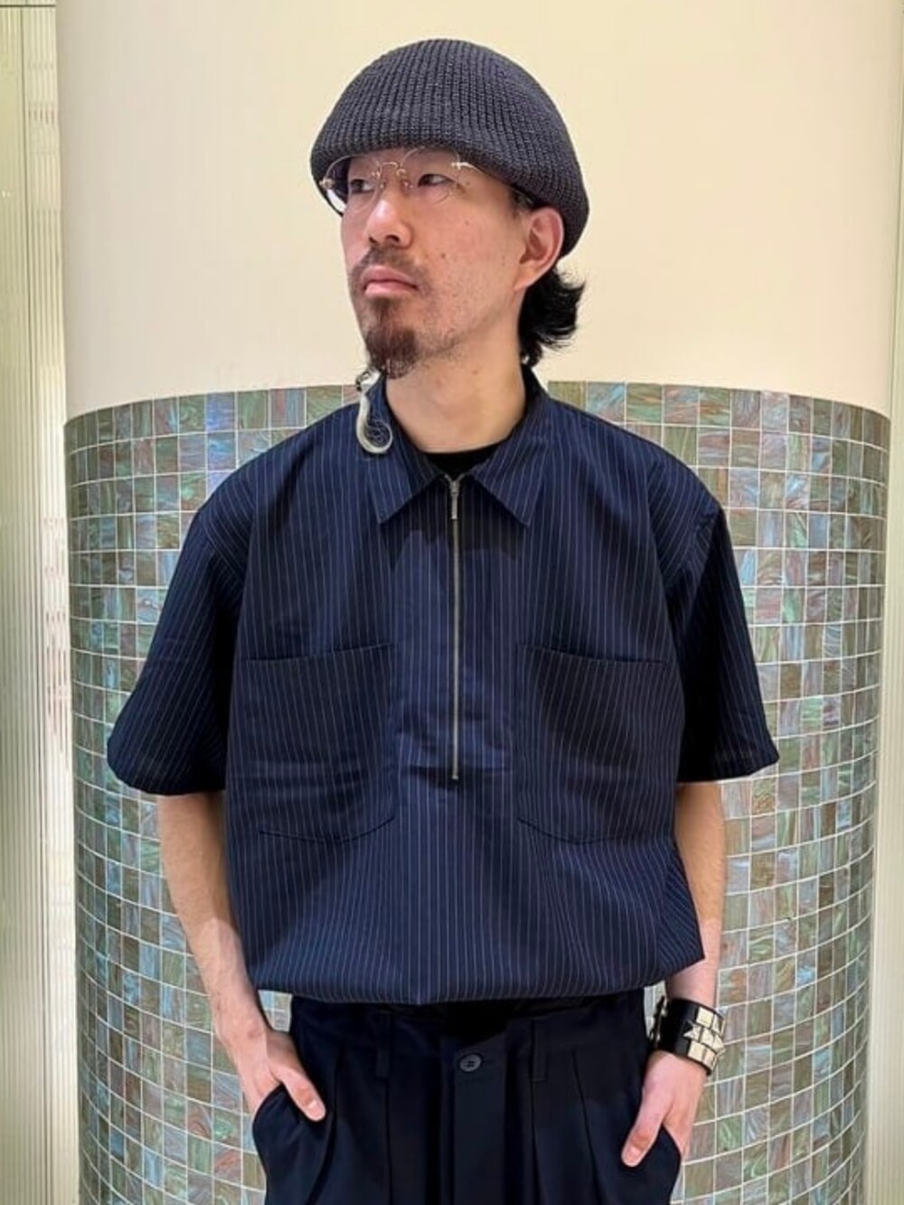 ブルー系のシャツ/ブラウス、ブルー系のスラックスを着用したメンズの春コーディネートの3枚目の写真