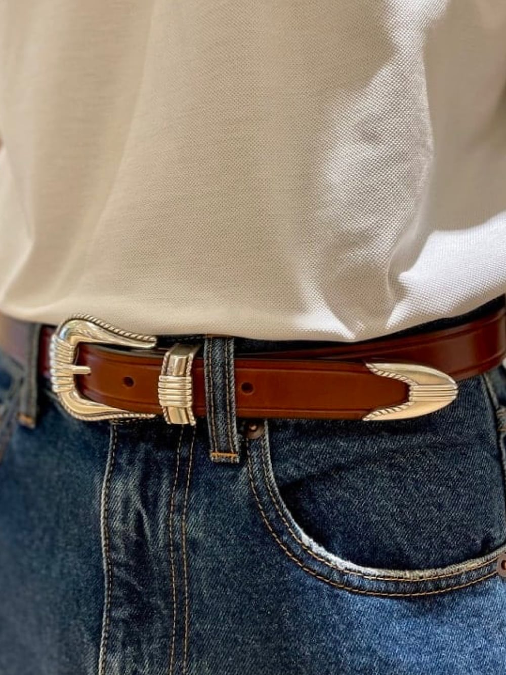 ホワイト系のポロシャツ、グリーン系のジャージ、ブルー系のデニムパンツを着用したメンズの春コーディネートの5枚目の写真