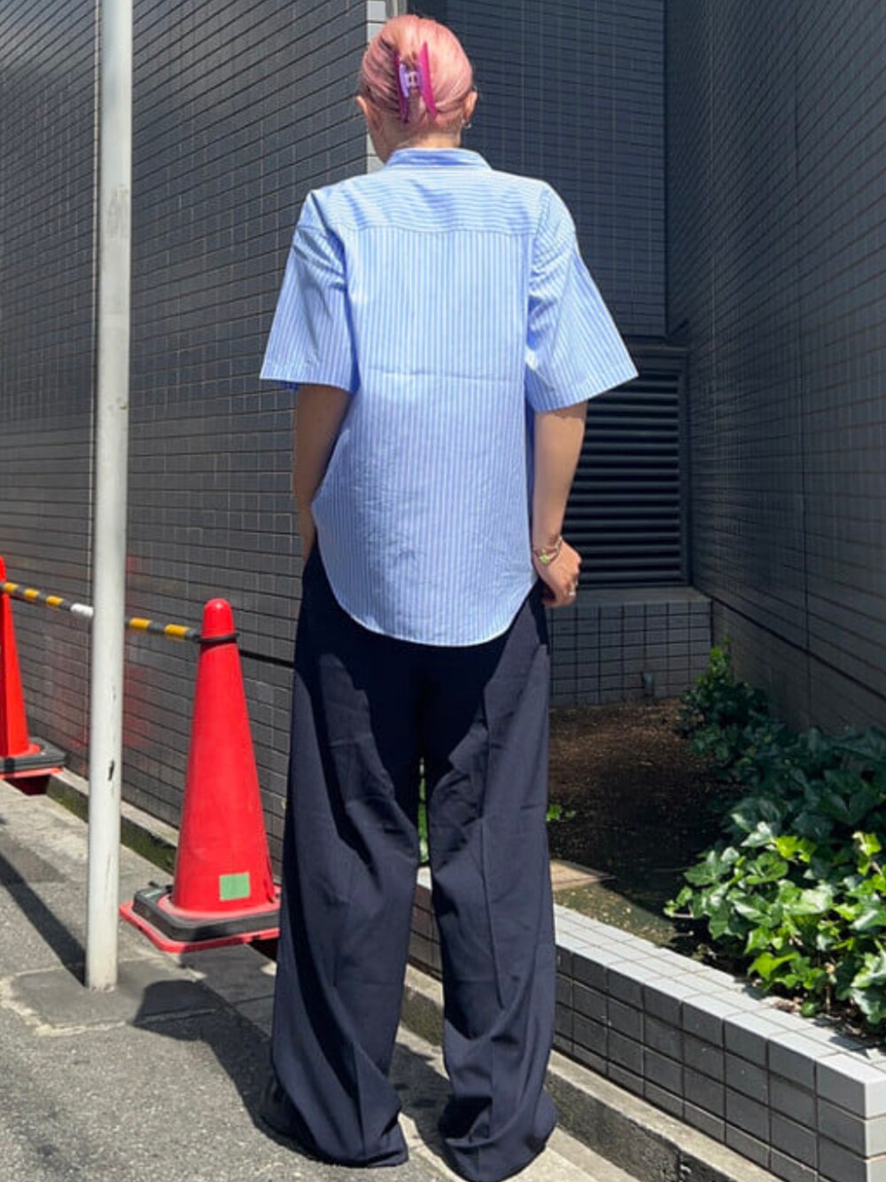 ブルー系のシャツ/ブラウス、ブルー系のスラックスを着用したレディースの夏コーディネートの3枚目の写真