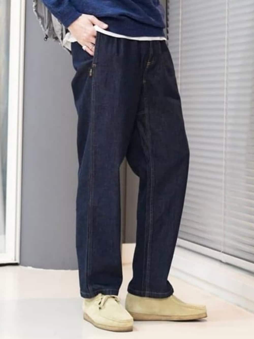 ブルー系のデニムパンツ、ブルー系のニット/セーターを着用したメンズの春コーディネートの2枚目の写真