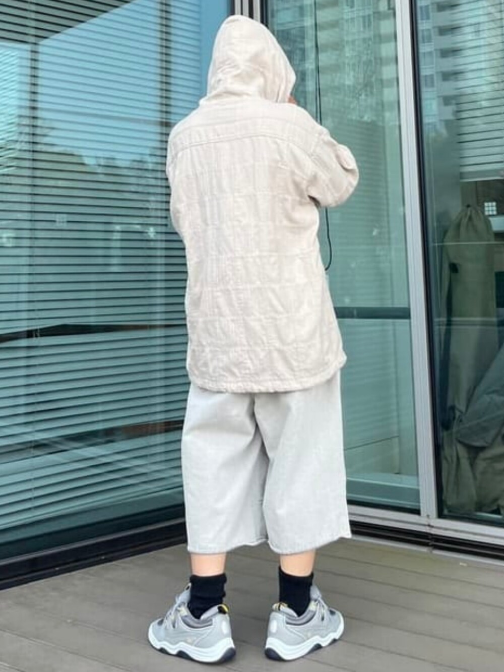 ホワイト系のデニムパンツ、ベージュ系のシャツ/ブラウスを着用したメンズの春コーディネートの2枚目の写真