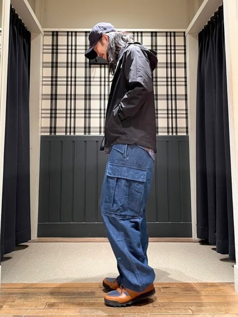 ブラック系のブルゾン、ブルー系のシャツ/ブラウス、ブルー系のカーゴパンツを着用したメンズの春コーディネートの2枚目の写真