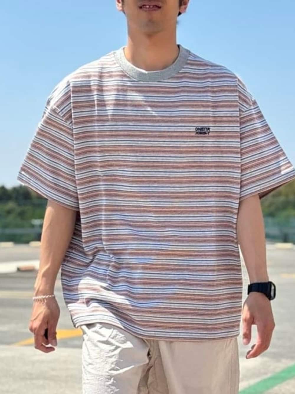 オレンジ系のTシャツ/カットソー、ベージュ系のその他パンツを着用したメンズの夏コーディネートの3枚目の写真
