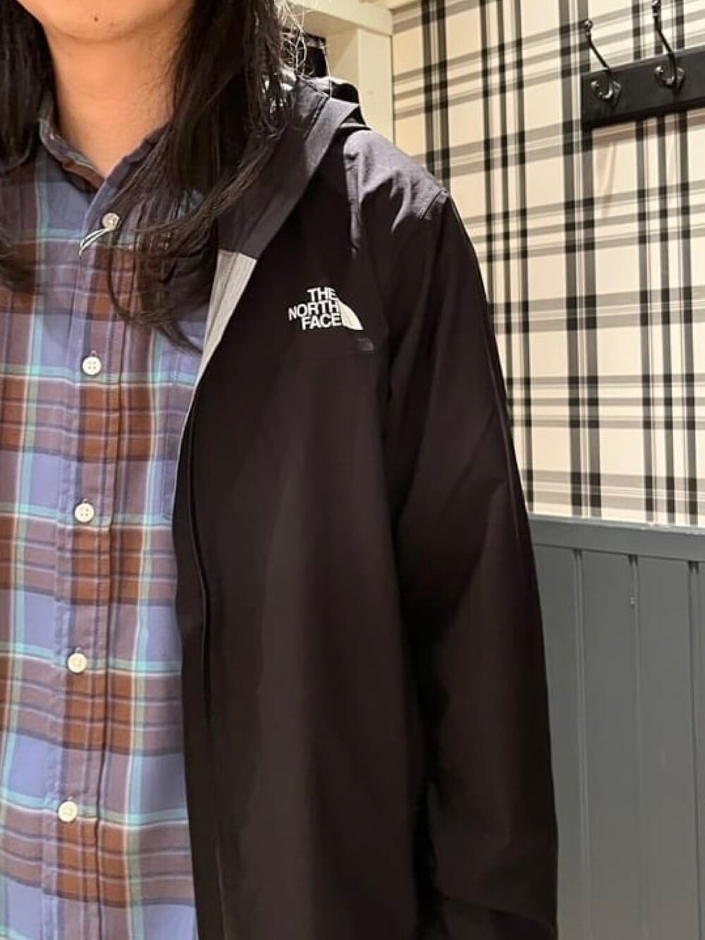 ブラック系のブルゾン、ブルー系のシャツ/ブラウス、ブルー系のカーゴパンツを着用したメンズの春コーディネートの4枚目の写真