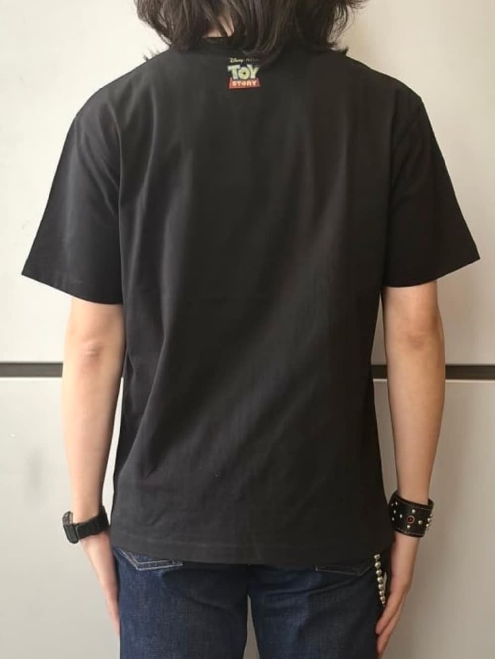 ブラック系のTシャツ/カットソーを着用したメンズの春コーディネートの3枚目の写真