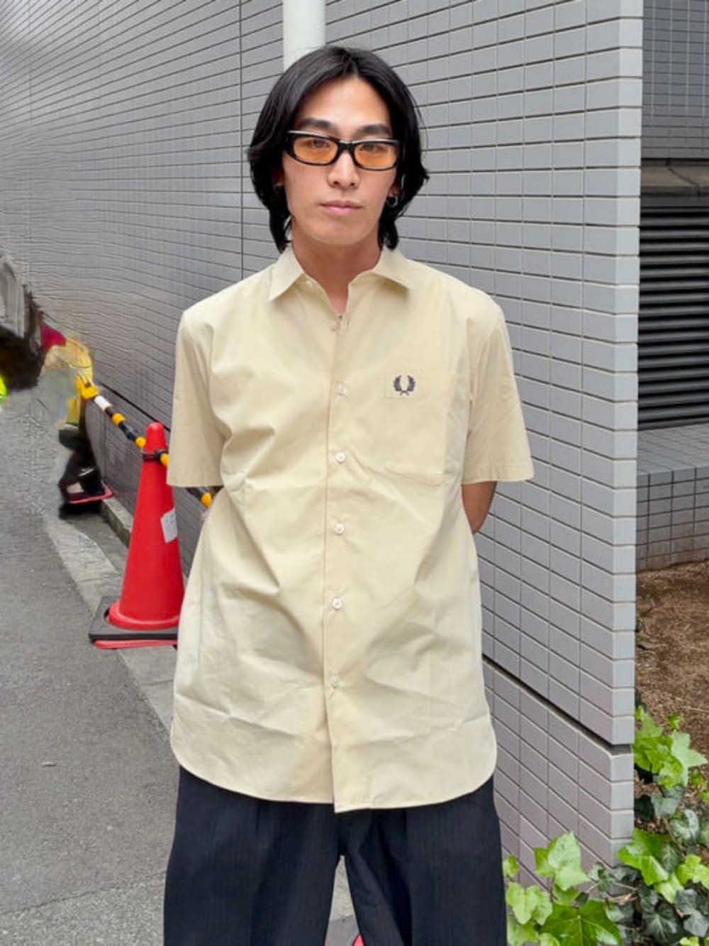ブルー系のスラックス、ベージュ系のシャツ/ブラウスを着用したメンズの夏コーディネートの2枚目の写真