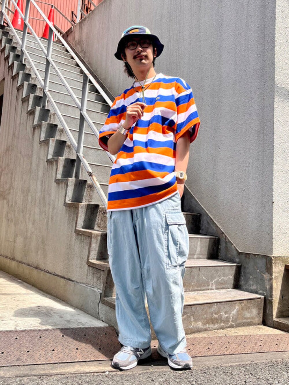 ホワイト系のTシャツ/カットソー、ブルー系のベスト、ブルー系のカーゴパンツを着用したメンズの春コーディネートの3枚目の写真