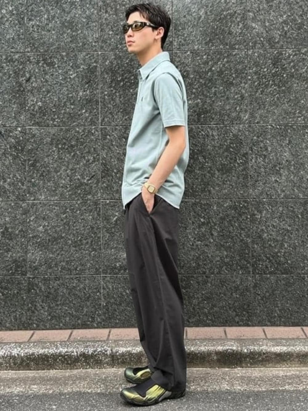 グレー系のスラックス、ブルー系のシャツ/ブラウスを着用したメンズの夏コーディネートの2枚目の写真