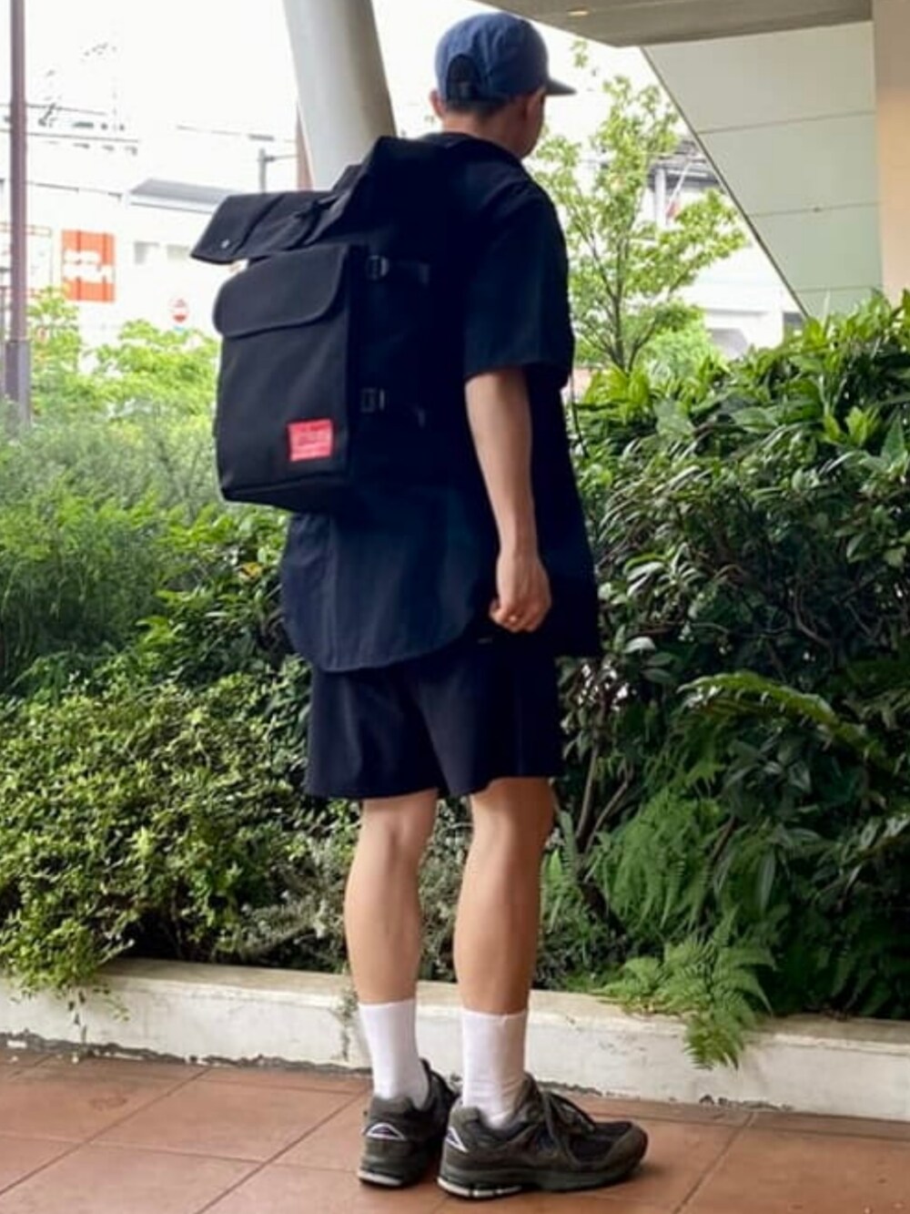 グレー系のTシャツ/カットソー、ブルー系のその他パンツ、ブルー系のシャツ/ブラウスを着用したメンズの夏コーディネートの2枚目の写真