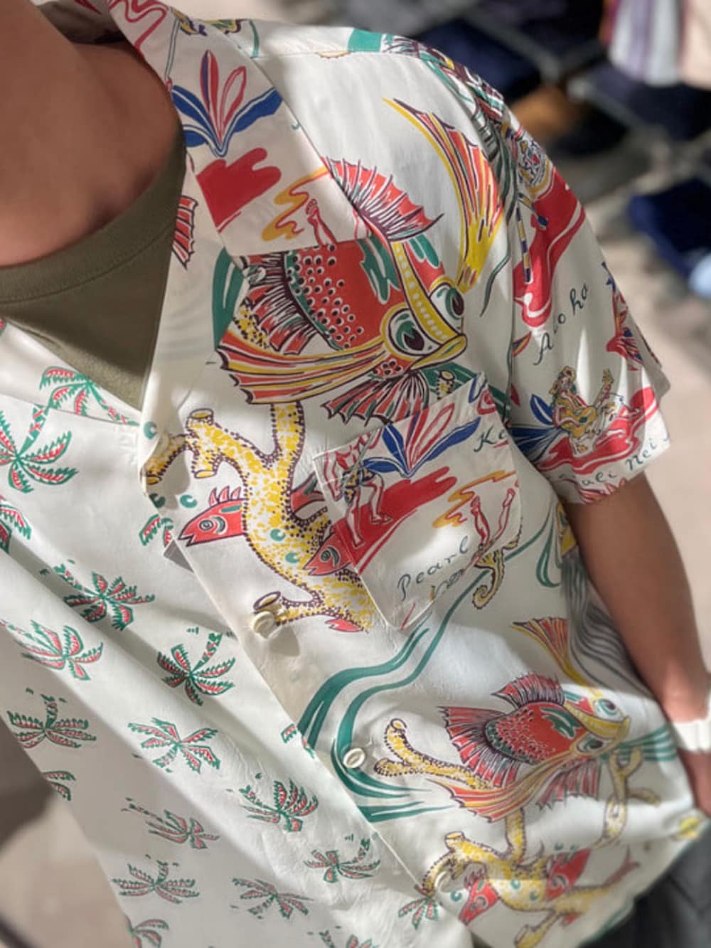 ホワイト系のシャツ/ブラウス、グレー系のその他パンツ、ブルー系のハットを着用したメンズの春コーディネートの3枚目の写真