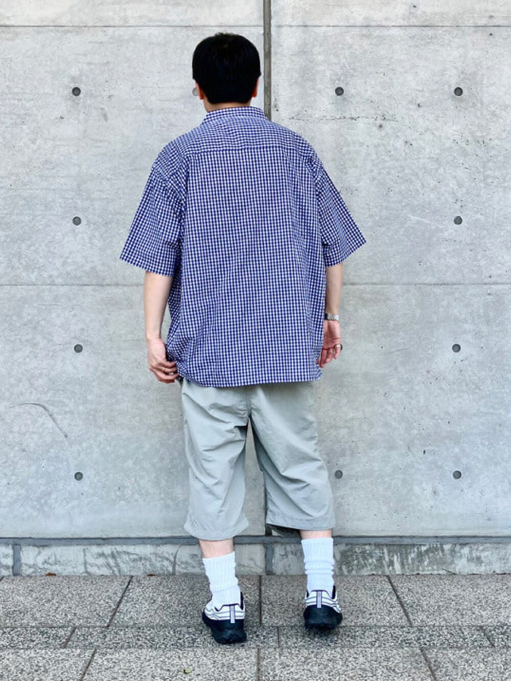 ブルー系のシャツ/ブラウス、グレー系のその他パンツ、ホワイト系のソックス/靴下を着用したメンズの夏コーディネートの3枚目の写真