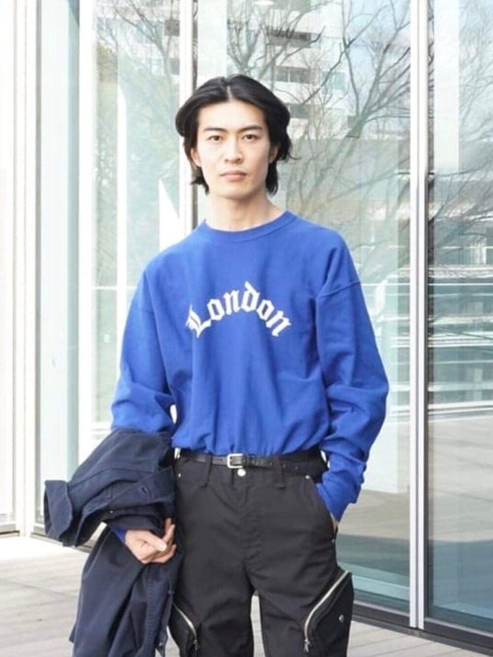 ブルー系のデニムジャケット、ブルー系のTシャツ/カットソーを着用したメンズの春コーディネートの5枚目の写真