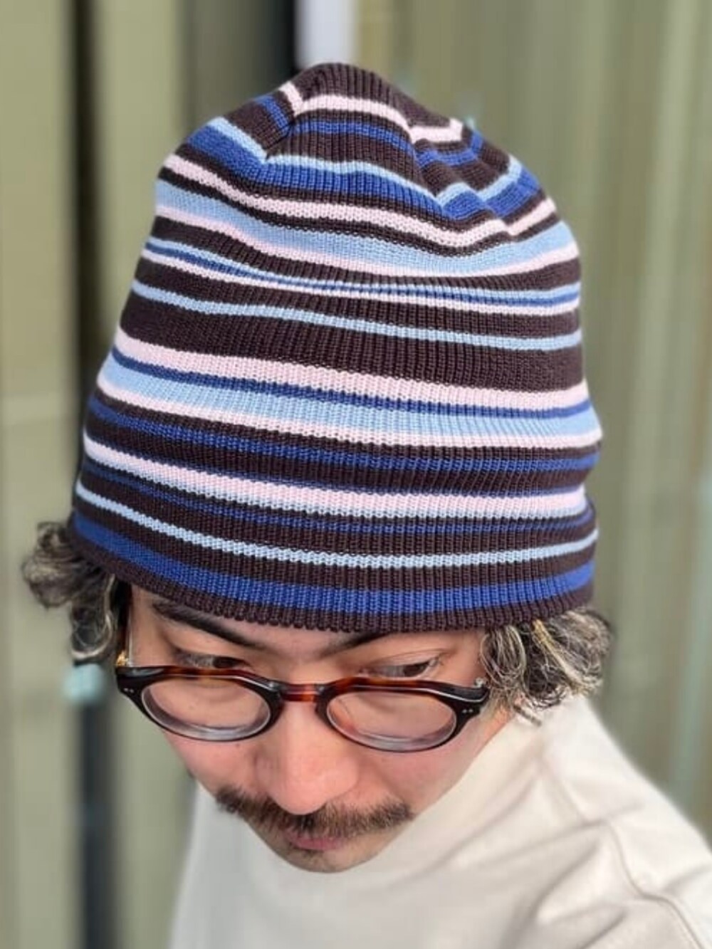 ベージュ系のTシャツ/カットソー、ブラウン系のニットキャップ/ビーニーを着用したメンズの夏コーディネートの4枚目の写真