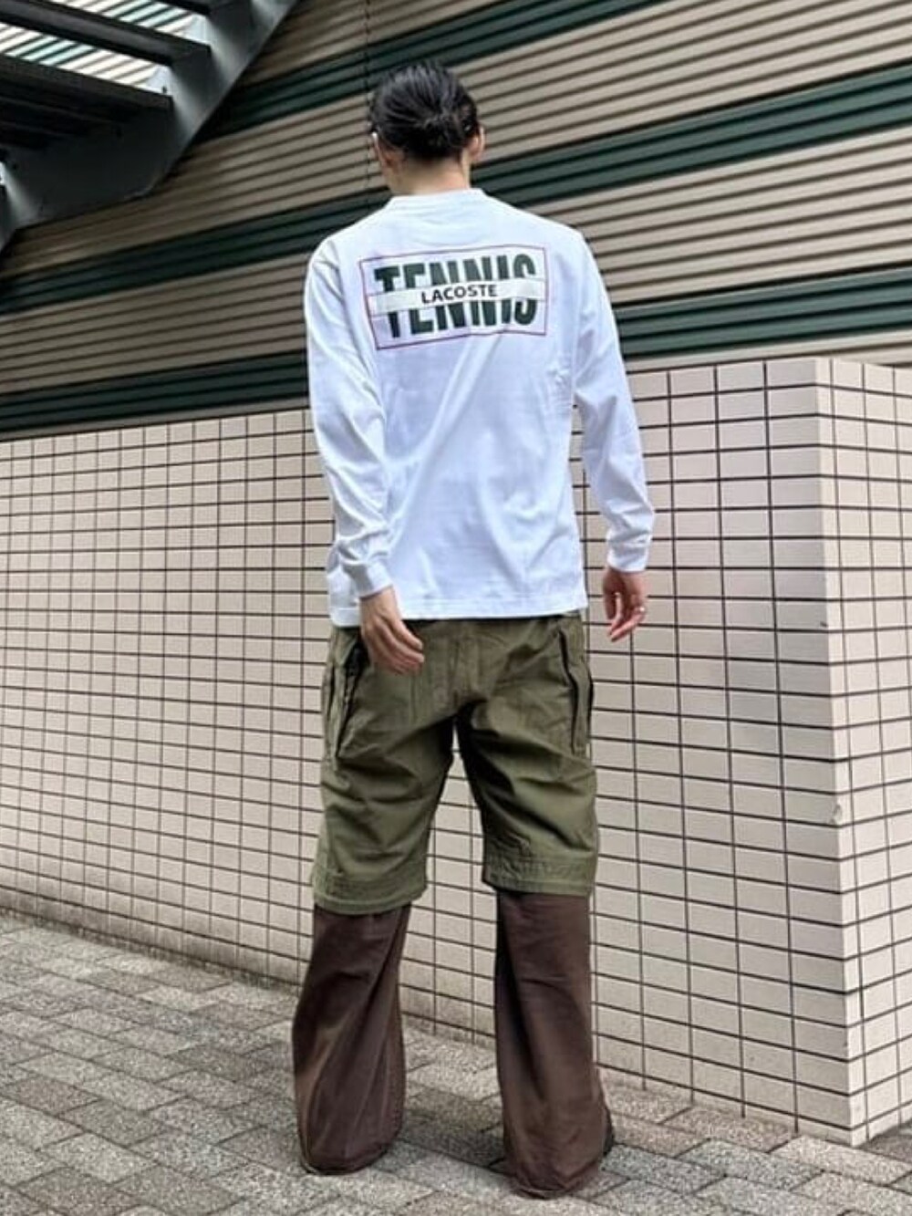 ホワイト系のTシャツ/カットソー、グリーン系のカーゴパンツを着用したメンズの秋コーディネートの2枚目の写真