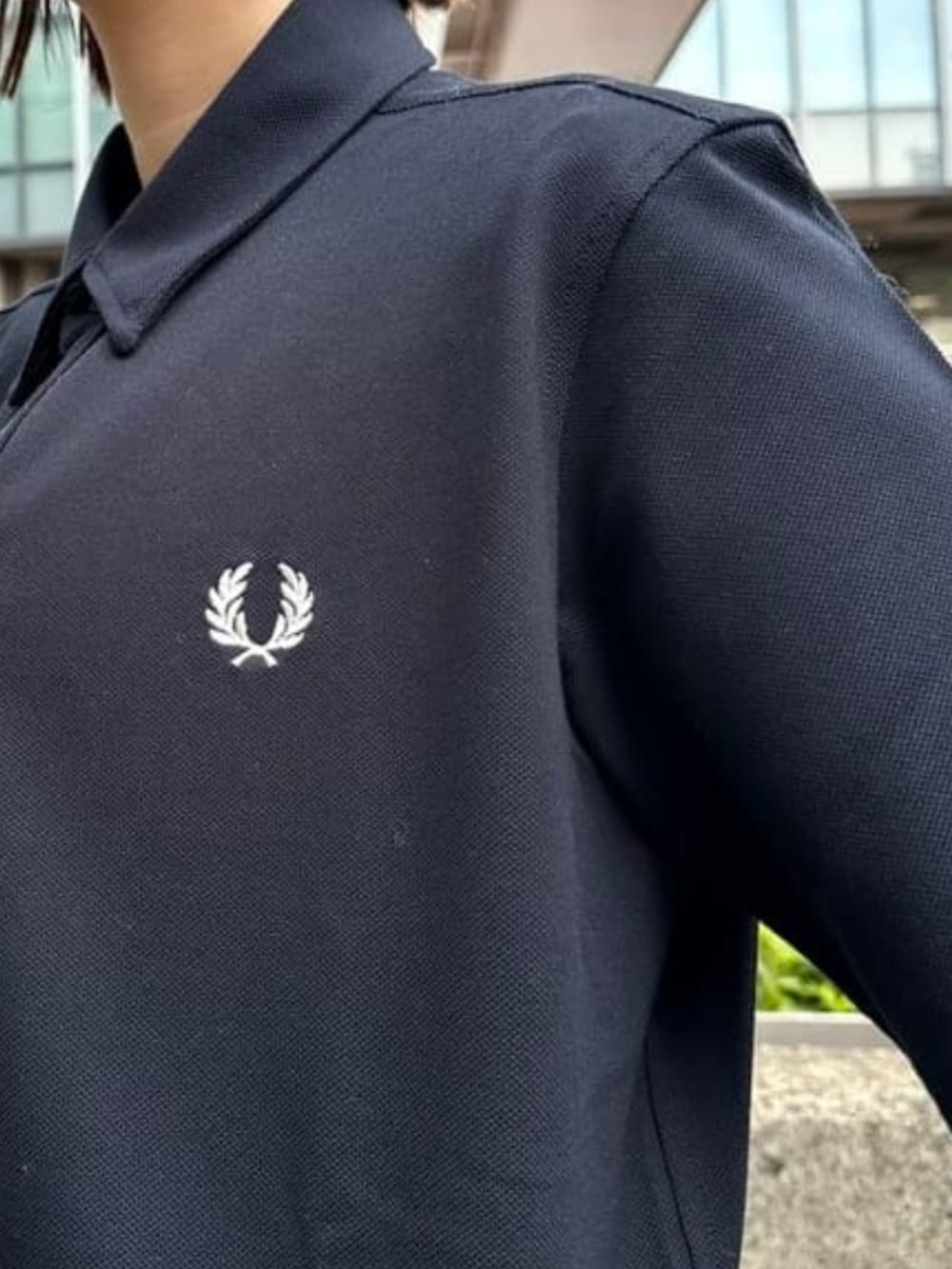 ブルー系のシャツ/ブラウスを着用したレディースの夏コーディネートの3枚目の写真