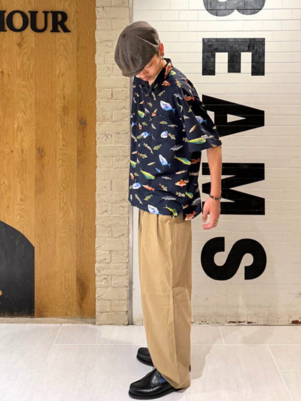 ベージュ系のその他パンツ、ブルー系のシャツ/ブラウス、ブラック系のローファーを着用したメンズの夏コーディネートの2枚目の写真