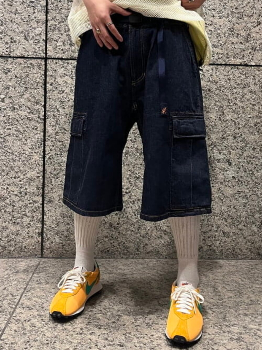 ブルー系のデニムパンツ、イエロー系のTシャツ/カットソー、ベージュ系のTシャツ/カットソーを着用したメンズの夏コーディネートの4枚目の写真