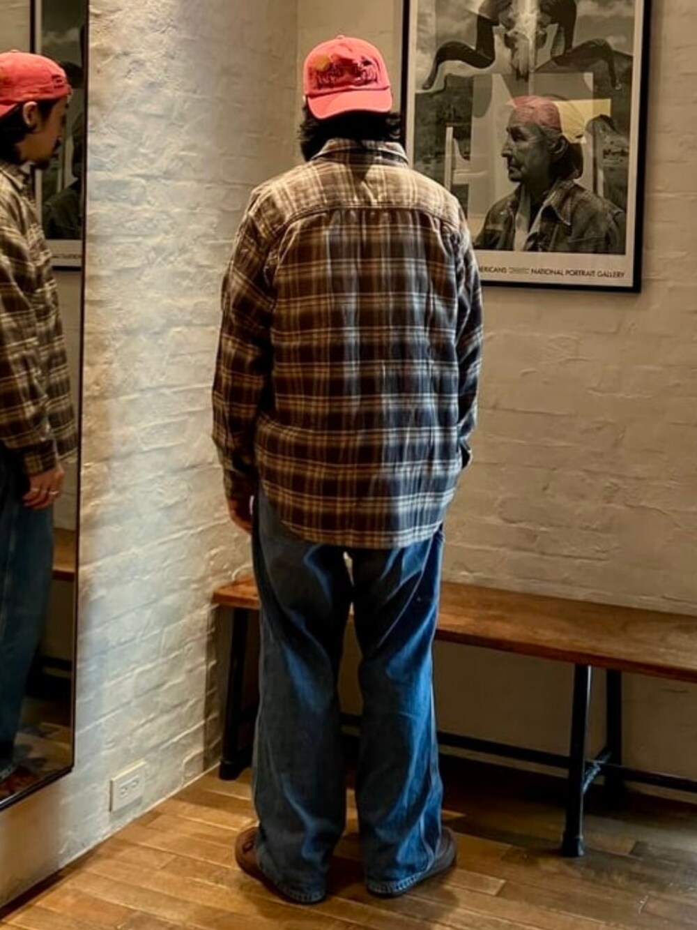 ベージュ系のシャツ/ブラウスを着用したメンズの秋コーディネートの2枚目の写真