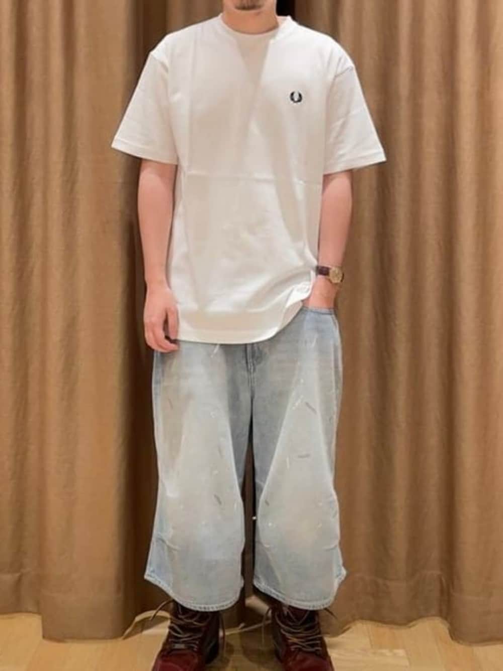 ホワイト系のTシャツ/カットソー、ブルー系のその他パンツを着用したメンズの夏コーディネートの2枚目の写真