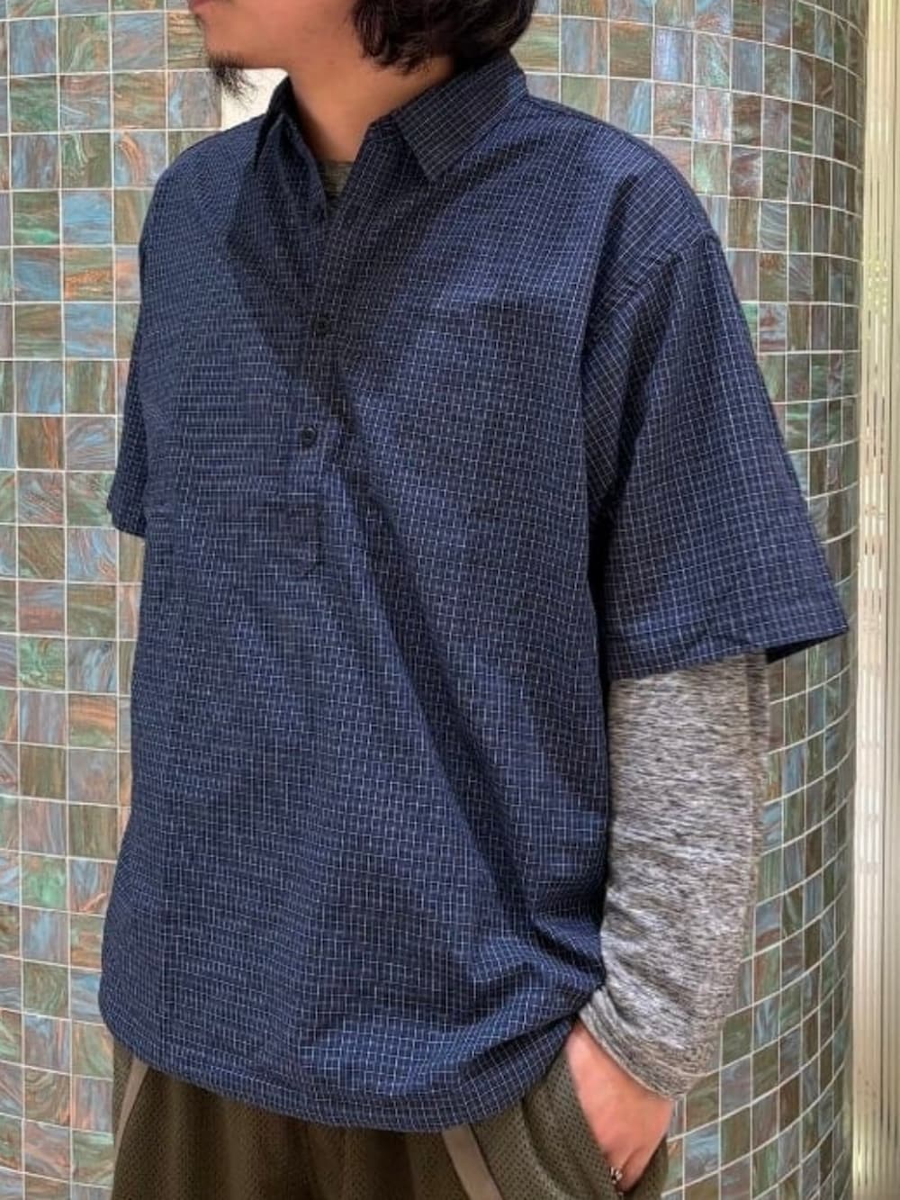 ブルー系のシャツ/ブラウス、グリーン系のその他パンツ、ブルー系のキャップを着用したメンズの夏コーディネートの2枚目の写真