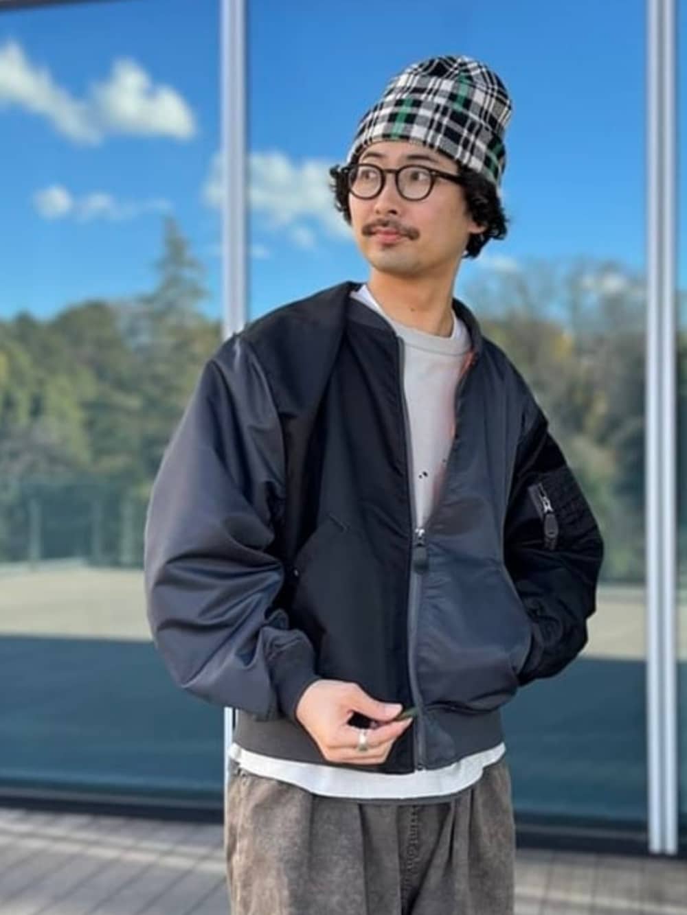 ブラウン系のその他パンツ、ブラック系のブルゾン、グレー系のTシャツ/カットソーを着用したメンズの冬コーディネートの3枚目の写真