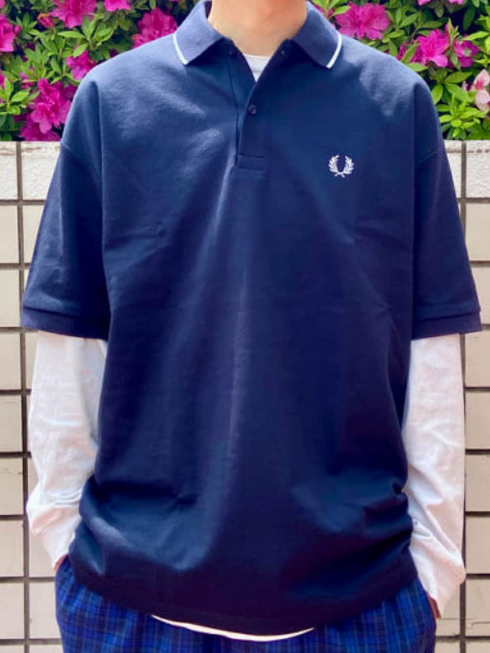 ブルー系のポロシャツ、ブルー系のカーゴパンツを着用したメンズの春コーディネートの4枚目の写真