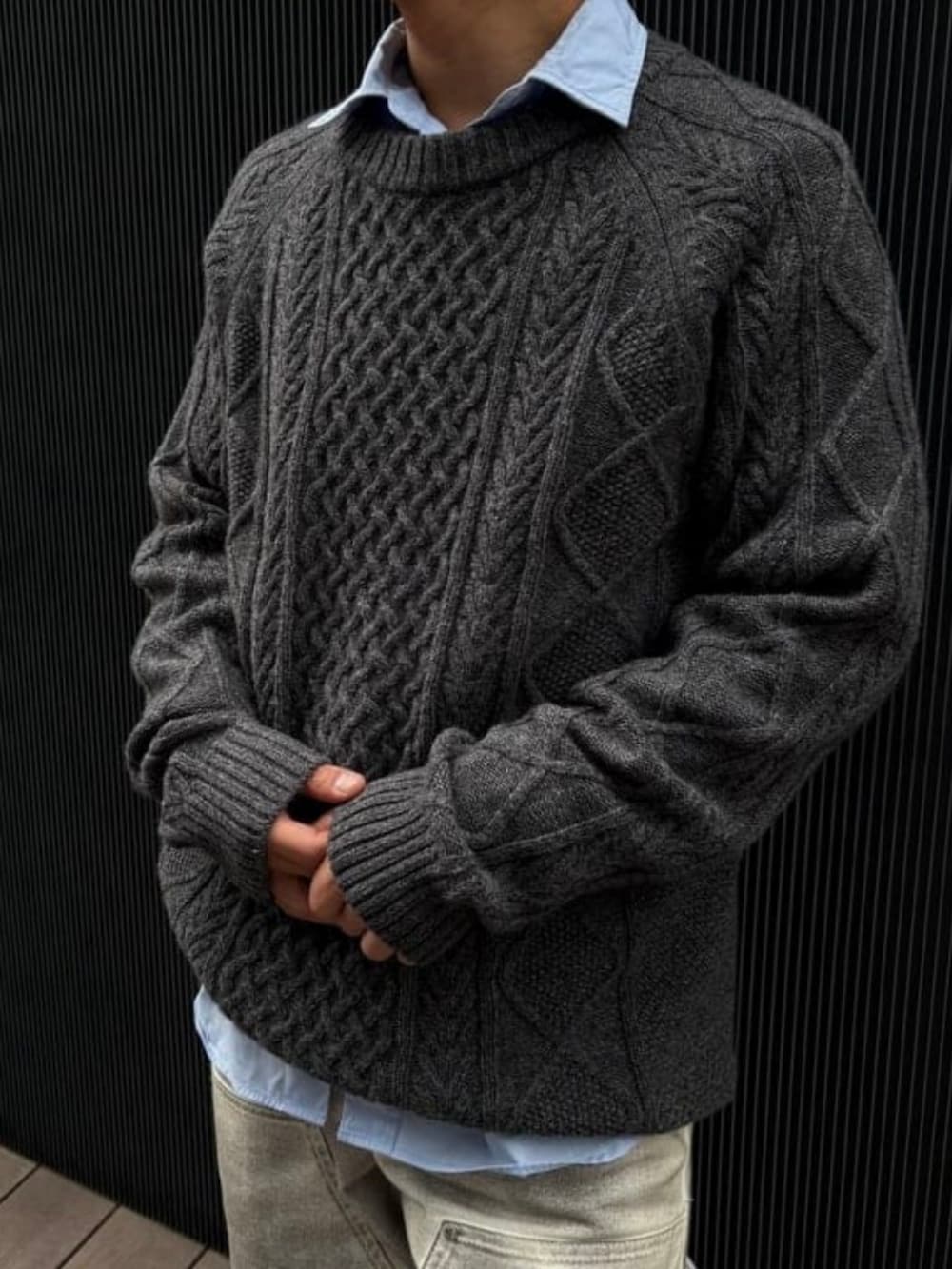 グレー系のニット/セーターを着用したメンズの冬コーディネートの3枚目の写真