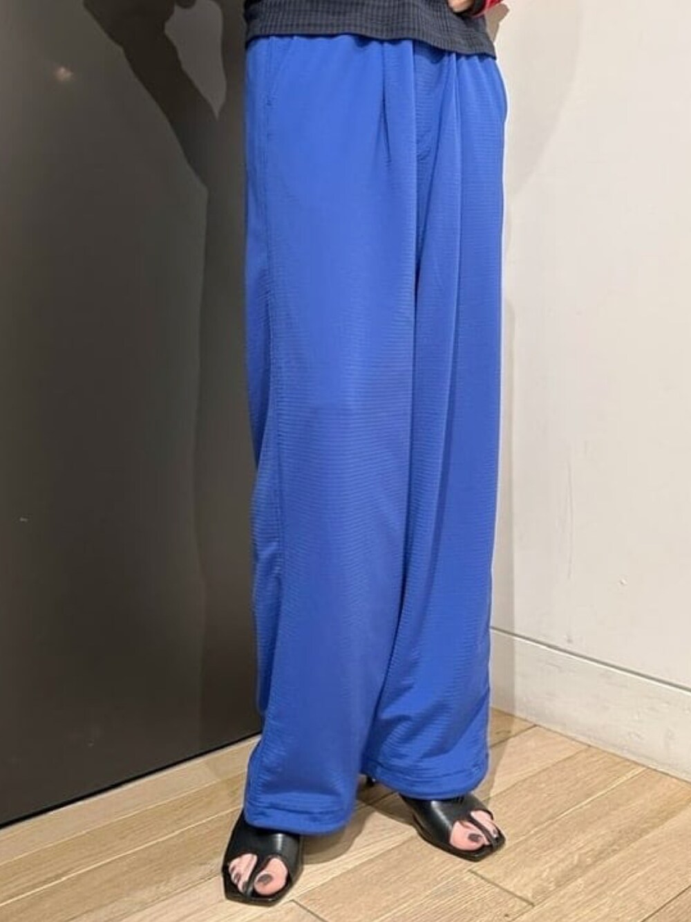 ブルー系のその他パンツを着用したレディースの夏コーディネートの2枚目の写真