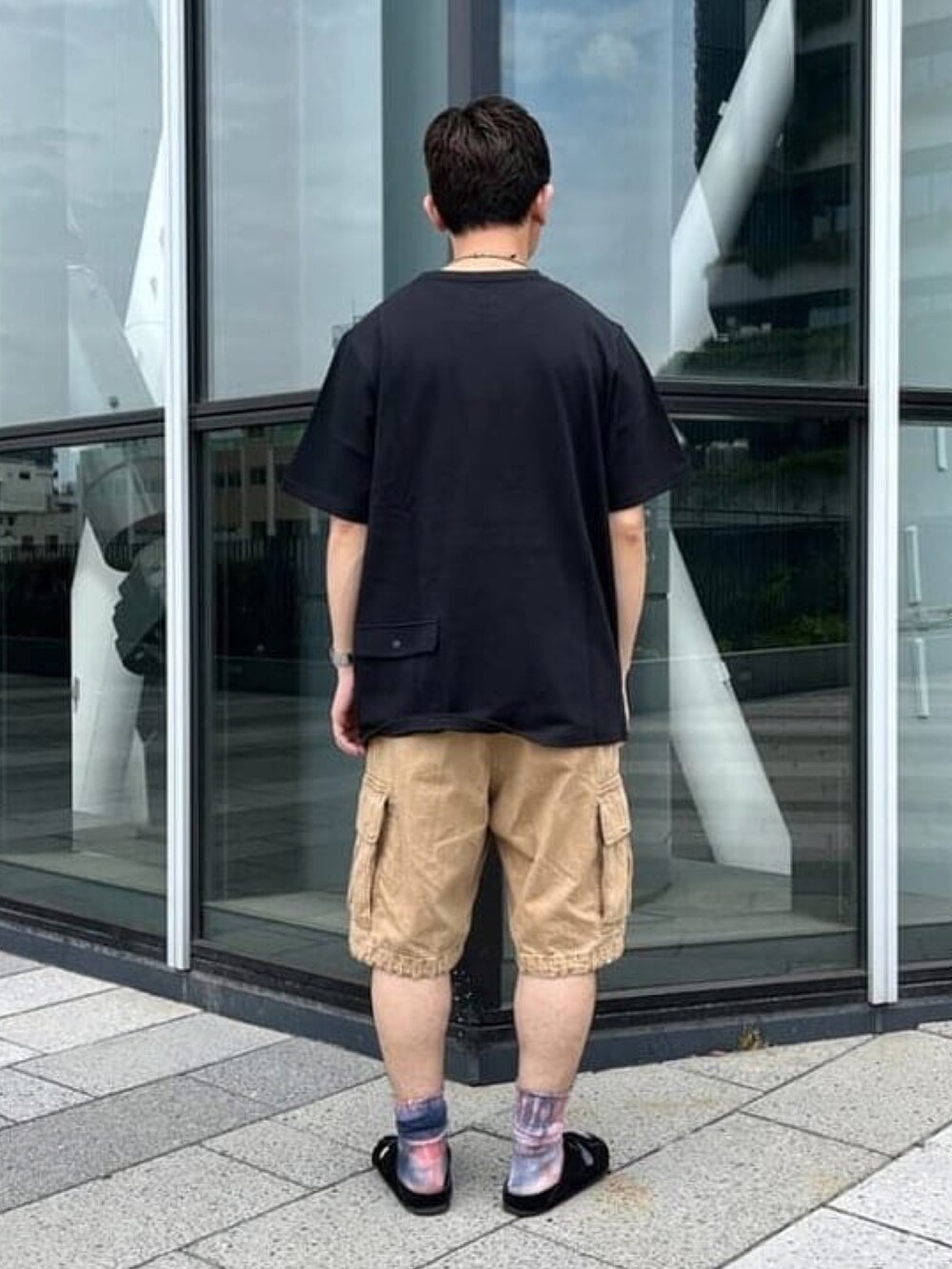 ブラック系のTシャツ/カットソーを着用したメンズの夏コーディネートの3枚目の写真