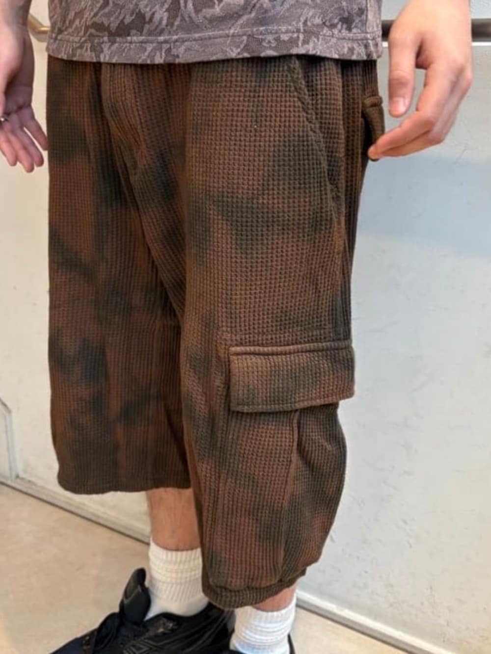 ブラウン系のカーゴパンツ、ブラウン系のTシャツ/カットソーを着用したメンズの春コーディネートの4枚目の写真