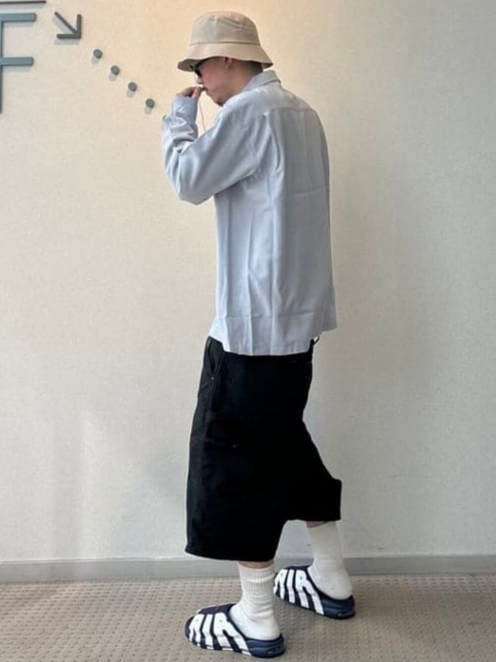 ブルー系のシャツ/ブラウス、ブラック系のハットを着用したメンズの春コーディネートの3枚目の写真