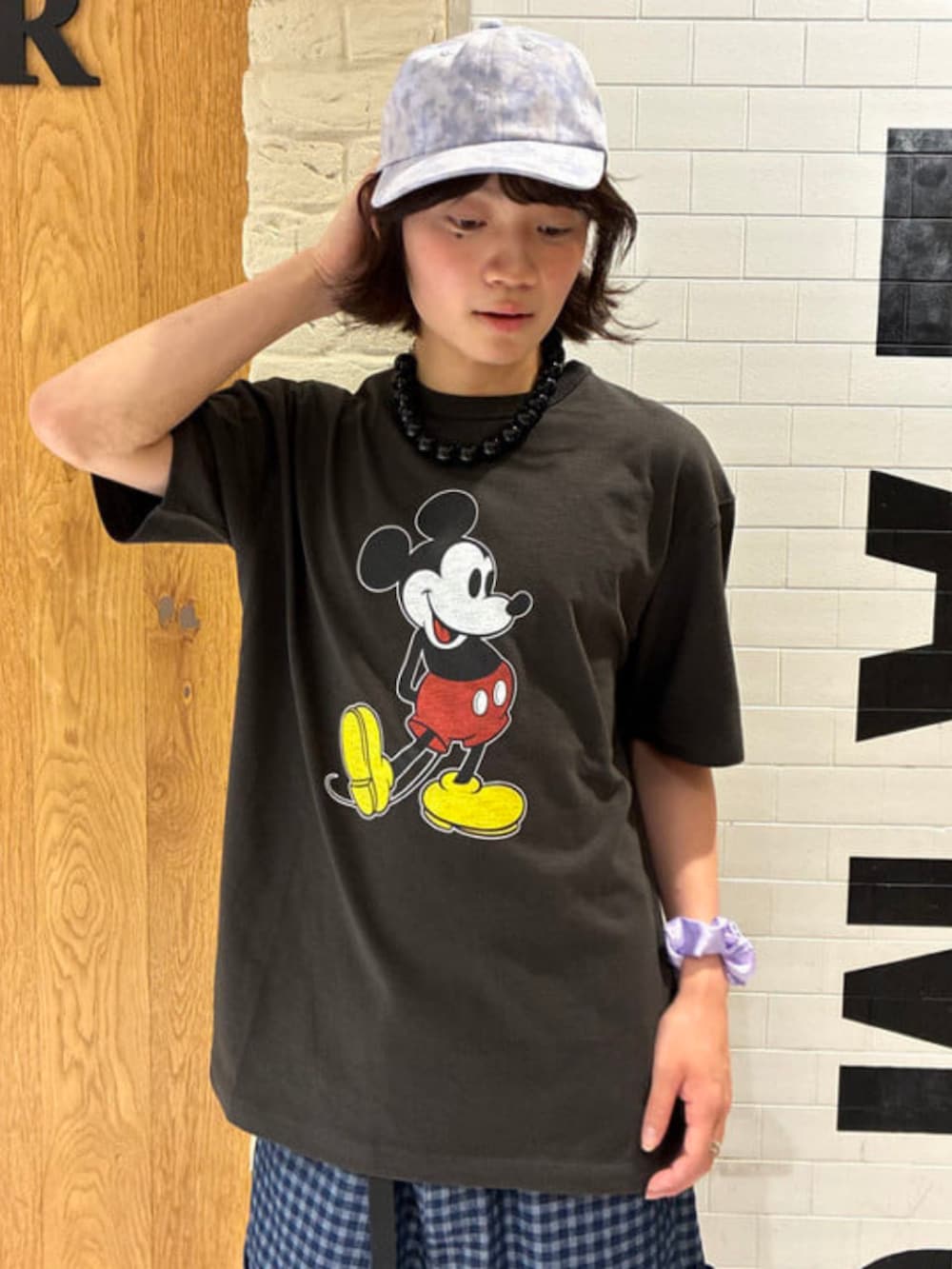 ブラック系のTシャツ/カットソー、ブルー系のその他パンツ、ブラウン系のローファーを着用したメンズの夏コーディネートの2枚目の写真