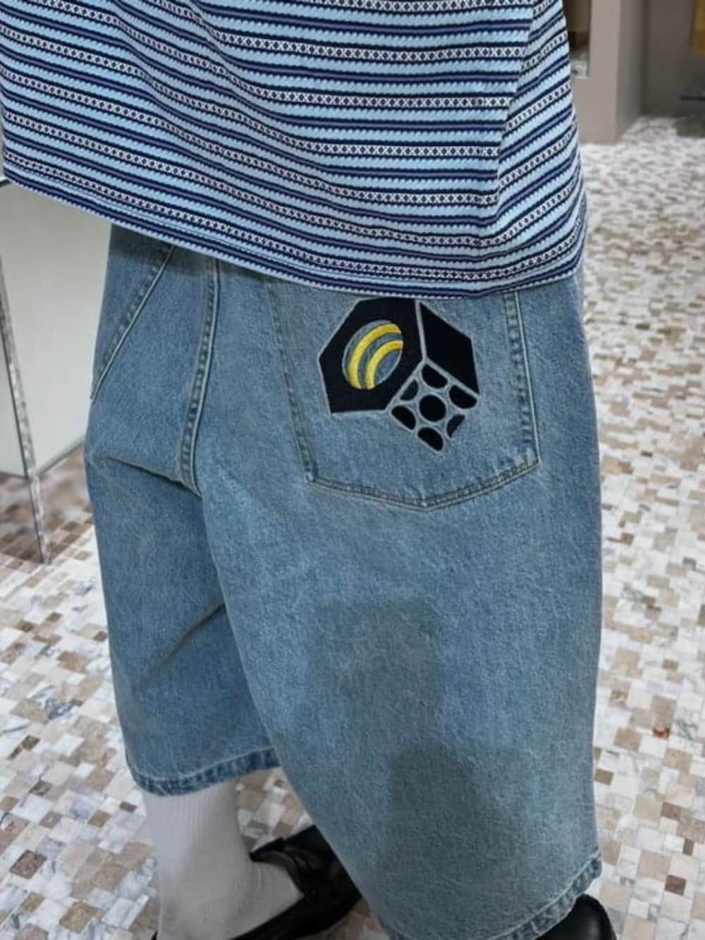 ブルー系のその他パンツ、ブルー系のTシャツ/カットソー、その他のトートバッグを着用したメンズの夏コーディネートの2枚目の写真