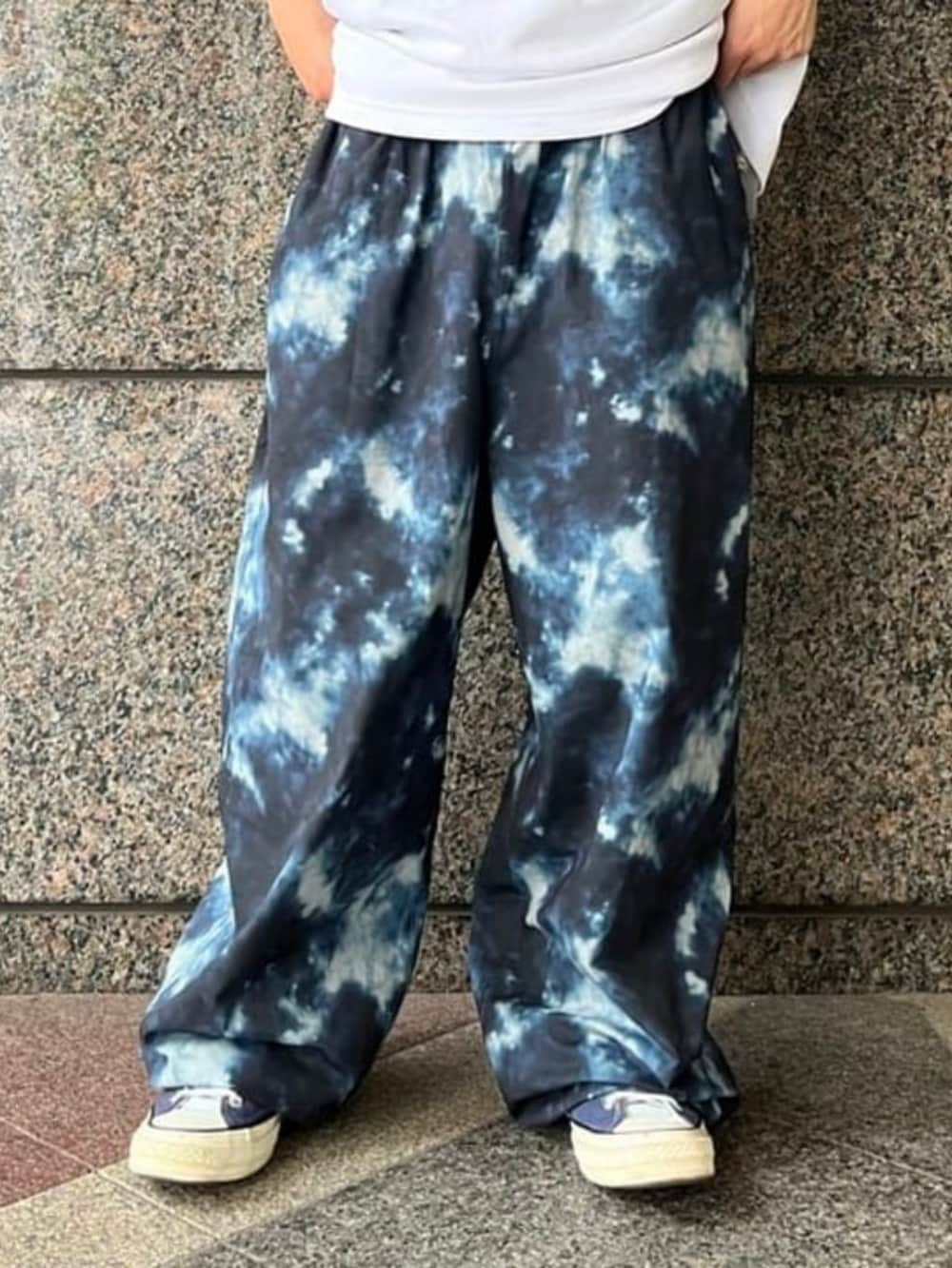 ホワイト系のポロシャツ、その他のその他パンツを着用したメンズの夏コーディネートの4枚目の写真