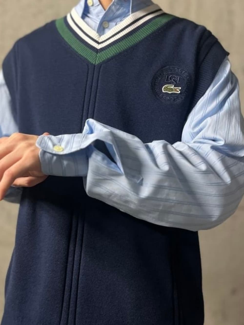 ブルー系のシャツ/ブラウス、ブルー系のその他パンツ、ブルー系のニット/セーターを着用したメンズの春コーディネートの4枚目の写真