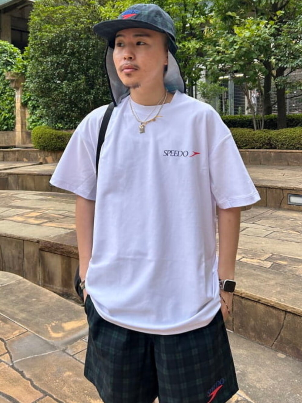 ホワイト系のTシャツ/カットソー、その他のその他パンツ、ホワイト系のソックス/靴下を着用したメンズの夏コーディネートの3枚目の写真