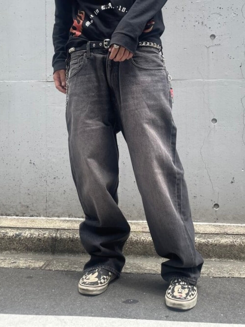 ブラック系のデニムパンツ、ブラック系のTシャツ/カットソー、シルバー系のネックレスを着用したメンズの夏コーディネートの5枚目の写真
