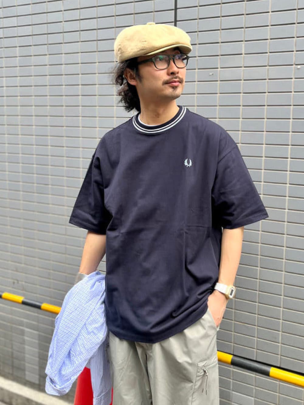 ホワイト系のシャツ/ブラウス、ブルー系のTシャツ/カットソー、グリーン系のその他パンツを着用したメンズの春コーディネートの4枚目の写真