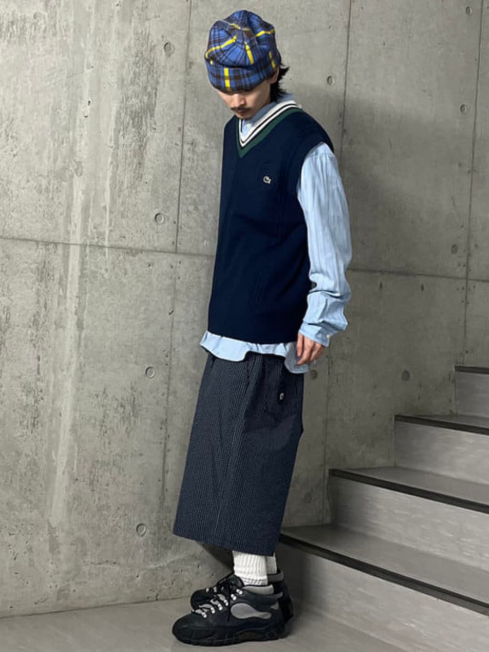 ブルー系のシャツ/ブラウス、ブルー系のその他パンツ、ブルー系のニット/セーターを着用したメンズの春コーディネートの2枚目の写真